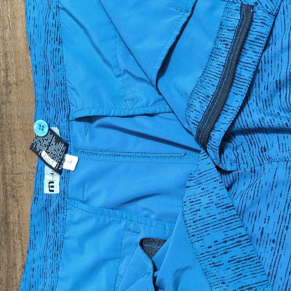 Travis Mathew Lightweight Golf Shorts Size 36 x 10" in Blue with Black Patterns - Picture 9 of 9